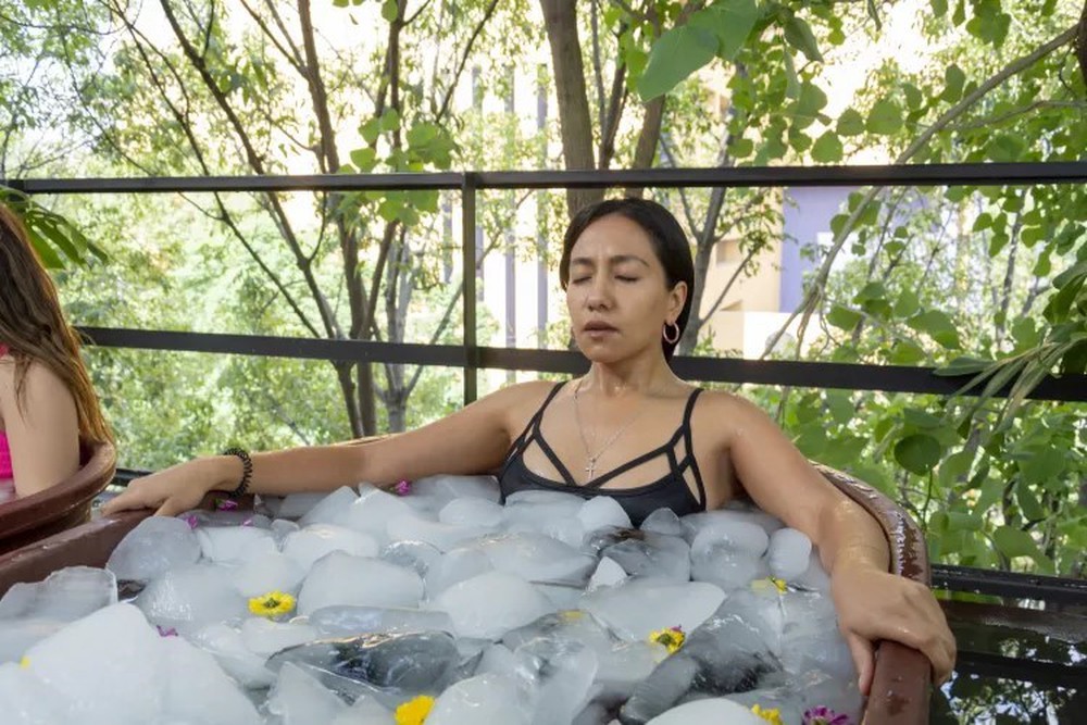 Inflatable ice bath
